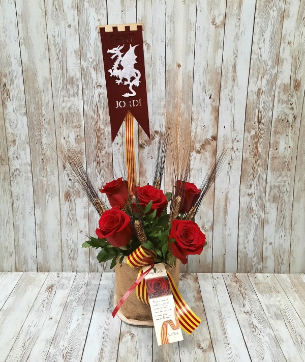 Centro de rosas con estandarte Sant Jordi - Respira de compres al Ripollès