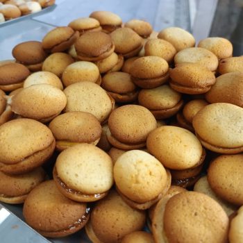 Matrimonis de xocolata blanca, xocolata negre i melmelada.